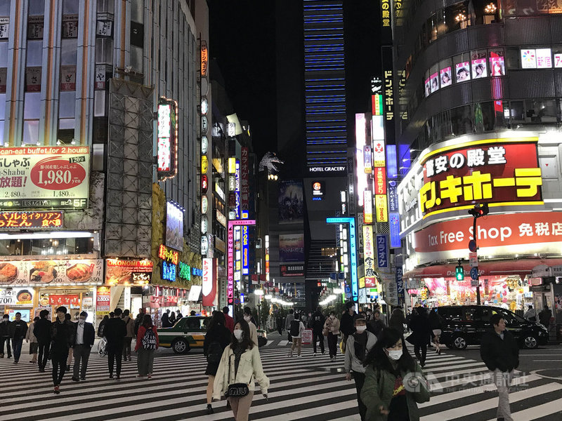 2019冠狀病毒疾病(COVID-19,武漢肺炎)疫情擴大,東京都政府呼籲市民夜間、週末盡量少出門,但4日晚間新宿鬧區可看到遊客逛街。中央社記者楊明珠東京攝 109年4月5日
