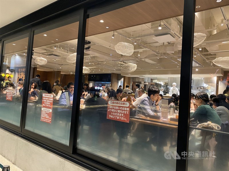 日本境內武漢肺炎疫情延燒,5日已突破3500例。圖為東京新橋3月31日晚間餐廳內高朋滿座。(中央社檔案照片)