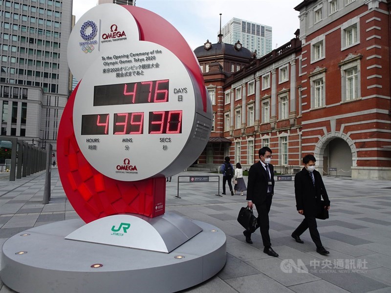 東京奧運原本7月24開幕,因武漢肺炎疫情在全球加速擴大,改為2021年7月23日開幕。圖為東京車站前的4月3日奧運倒數鐘。中央社記者楊明珠東京攝 109年4月5日