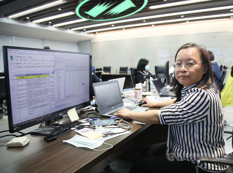 關貿公司資訊服務部課長張秋月全程經歷12天內完成口罩實名制2.0預購平台的爆肝生活,她說,團隊當時幾乎是一天當兩天用,公司還租下附近的商務旅館給團隊休息,許多人晚上就去睡旅館幾小時,連家都沒回,隔天一早繼續投入工作。中央社記者張新偉攝 109年4月5日