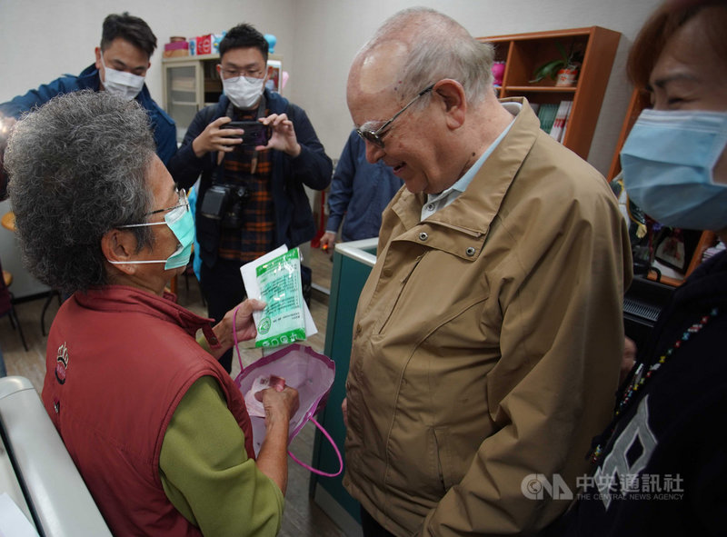 義大利神父呂若瑟(前中)日前因家鄉武漢肺炎疫情嚴峻向外求援,83歲何姓阿嬤(前左)5日帶著辛苦賣菜一週的存款新台幣800元送到募款中心,讓呂若瑟及工作人員感動不已。(天主教靈醫會提供)中央社記者王朝鈺傳真 109年4月5日
