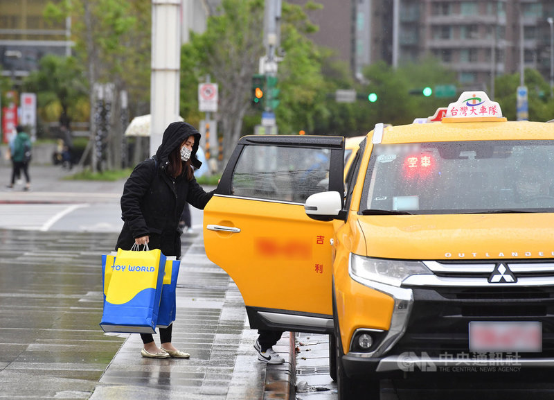 中央流行疫情指揮中心5日正式宣布,民眾若搭乘計程車,需比照大眾交通運輸工具,乘客應配戴口罩;若不願配戴,司機可以拒載。中央社記者王飛華攝 109年4月5日