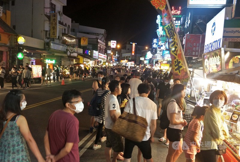 中央流行疫情指揮中心5日表示,針對即將來的五一連假,對於夜市等景點將擬流量管制和單一出入口。圖為2日清明連假首日墾丁大街湧進人潮。中央社記者郭芷瑄攝 109年4月3日