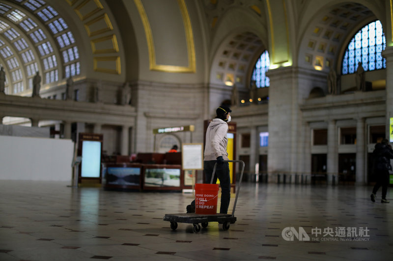 面對武漢肺炎威脅之下,美國華府以往最繁忙的聯邦車站(Union Station)入口大廳變得空蕩蕩,只有零星幾位民眾。中央社記者徐薇婷華盛頓攝 109年4月5日