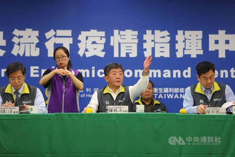 外媒指出,台灣能有效對抗病毒,歸功於快速與準確判斷,以及跨部會的疫情統一指揮中心。圖為中央流行疫情指揮中心指揮官陳時中(前中)、專家諮詢小組召集人張上淳(前左)及副指揮官陳宗彥(前右)。中央社記者王騰毅攝 109年3月20日