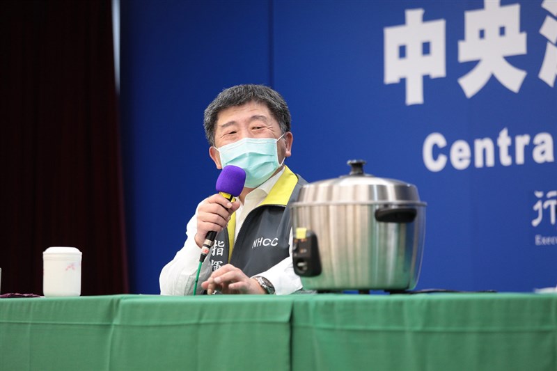 中央流行疫情指揮中心5日舉行記者會指導民眾如何用電鍋乾蒸口罩,以延長口罩使用次數,指揮官陳時中也現場試戴「剛起鍋」的口罩,直說感覺不錯。(中央流行疫情指揮中心提供)中央社 109年4月5日