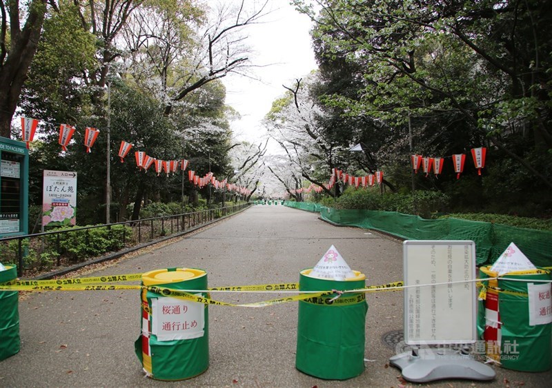 東京4日再添118例武漢肺炎確診,是東京單日新增確診病例首度超過100例,累計891例。圖為上野公園因防疫理由設立禁止入內標示。中央社記者楊明珠東京攝 109年3月28日