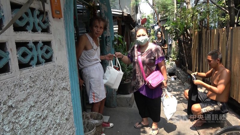 泰國志工募集防疫物資,發送給曼谷孔提區的弱勢者。中央社記者呂欣憓曼谷攝 109年4月5日