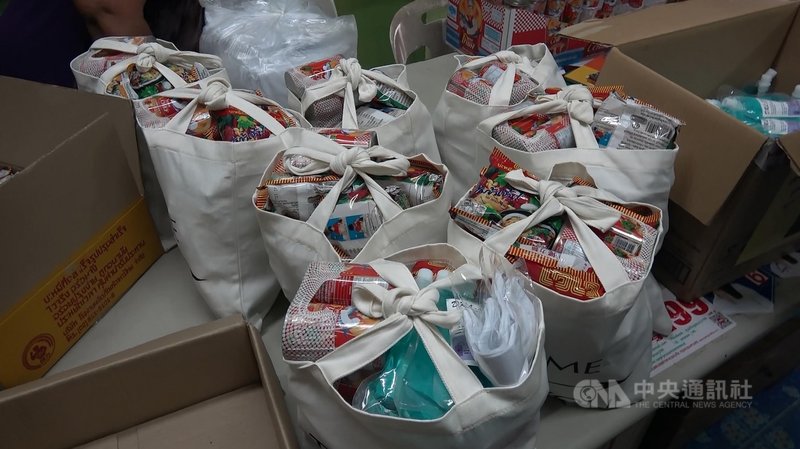 普拉提基金會(Duang Prateep Foundation)和多個非政府組織合作募集物資,發送給曼谷貧民區的弱勢者,防疫包有肥皂、洗手液、口罩和泡麵等。中央社記者呂欣憓曼谷攝 109年4月5日