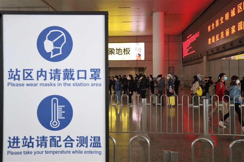 中國武漢肺炎4日新增30確診,5例為來自廣東的本土病例。圖為上海虹橋車站防疫告示。(中新社提供)