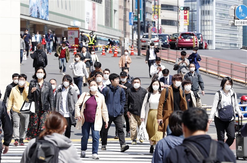 日本3日全境單日新增達368例,創單日新高紀錄。圖為東京新宿站前民眾配戴口罩。(共同社提供)