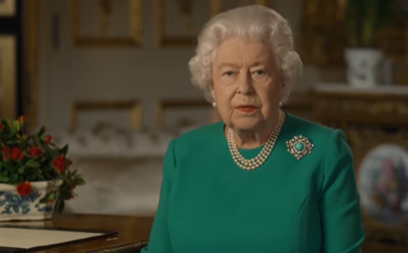英國女王伊麗莎白二世5日發表罕見特別演說,溫情替英國人民加油打氣、感謝醫護人員的付出,也敦促人民面對疫情帶來的挑戰,表示「我們將會成功」。(圖取自facebook.com/TheBritishMonarchy)