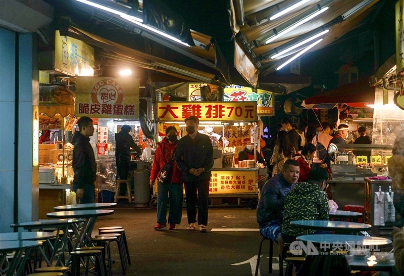 武漢肺炎(2019冠狀病毒疾病,COVID-19)疫情持續,台北市饒河街觀光夜市4日雖適逢連續假期,但人潮明顯不如以往,晚間用餐時間仍有許多空桌。中央社記者裴禛攝 109年4月4日