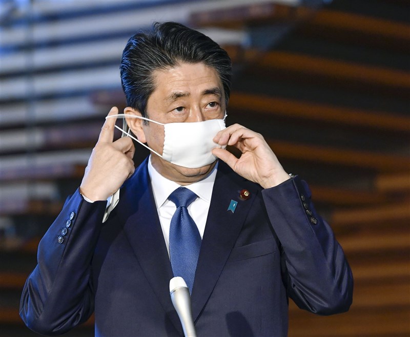 武漢肺炎疫情擴大,日本首相安倍晉三6日表示,快則明天將對東京、千葉等7都府縣發布「緊急事態宣言」,為期1個月。(共同社提供)