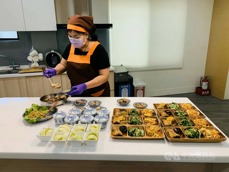 彰化縣政府啟動轄內200個社區C級巷弄長照站防疫升級措施,共餐時需保持社交距離,且交由專人戴口罩為長輩打菜。(彰化縣政府提供)中央社記者蕭博陽彰化縣傳真 109年4月7日