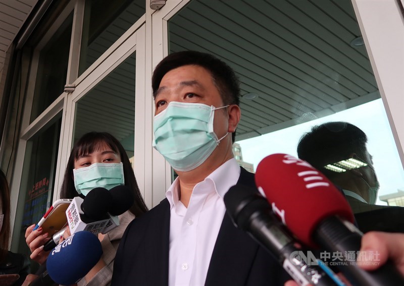 罷韓團體3月9日送交逾40萬份罷免高雄市長韓國瑜的二階連署書到高雄市選委會,市選委會7日舉行委員會議,主委陳雄文(右)會後公布審查結果,已達罷免門檻,8日會將連署人名冊送中選會。中央社記者王淑芬攝 109年4月7日