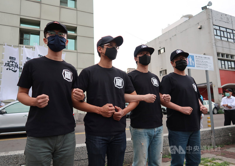 罷韓公民團體「罷韓四君子」7日在確定高雄市長韓國瑜罷免二階連署審查通過後,除感謝市民參與連署,也宣示將繼續宣傳罷免案、完成罷韓,盼早日「光復高雄」。中央社記者王淑芬攝 109年4月7日