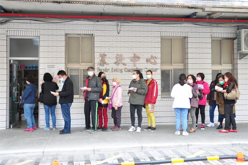 義大利神父呂若瑟為武漢肺炎疫情肆虐的故鄉求援募款,6天來台灣社會捐贈善款近新台幣1.2億元,原定15日募款截止,天主教靈醫會7日表示,募款前4天,善心人士親自在聖母醫院募款中心捐款的總額就已近千萬元,因此決定立即喊停,但仍有不少善心人士排隊等待捐款。中央社記者沈如峰宜蘭縣攝 109年4月7日