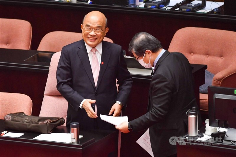 立法院會7日繼續進行施政總質詢,邀行政院長蘇貞昌(左)與內閣官員列席備詢。中央社記者林俊耀攝 109年4月7日