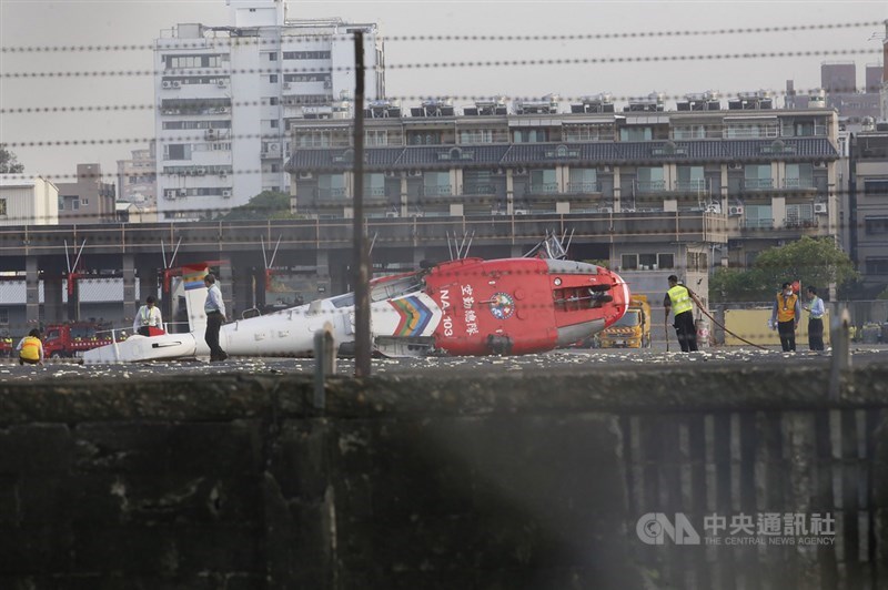 高雄小港機場航空站7日表示,一架空勤海豚直升機下午3時38分在機場跑道上墜地側翻,包括正、副駕駛與機工長在內的機上5人平安,機場隨即出動消防車、救護車救援。中央社記者董俊志攝 109年4月7日