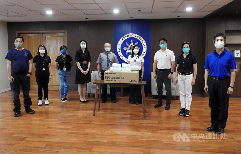 菲律賓台灣同鄉會7日由監事長林坤城(中)和副會長謝嘉卿(右3)代表,捐口罩給大馬尼拉奎松市,由市長貝爾蒙特(右4)代表接受。因2019年冠狀病毒疾病疫情嚴峻,拍照時保持社交距離。中央社記者陳妍君馬尼拉攝 109年4月7日
