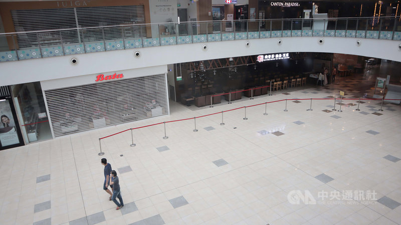 新加坡從7日起餐廳用餐必須外帶,由於員工改成居家辦公模式,辦公區附近購物商場大廳相當冷清。中央社記者黃自強新加坡攝 109年4月7日