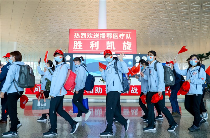 中國湖北武漢當局自1月23日下令封城終於將在4月8日解封,不過有專家推估,目前當地的無症狀感染者至少還有1萬至2萬人。圖為6日一批來自其他省分的醫療隊撤離武漢。(中新社提供)