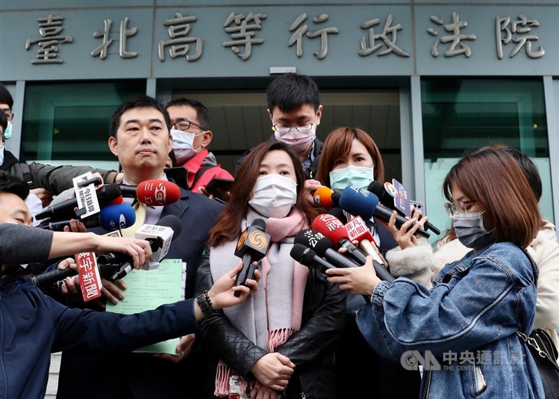 罷免高雄市長韓國瑜二階段連署審查通過,韓國瑜認為連署罷免「偷跑」,委任律師葉慶元(前左)與前高雄市新聞局長王淺秋(前左2)8日前往台北高等行政法院遞狀聲請停止執行,要求停止罷免投票。中央社記者張皓安攝 109年4月8日