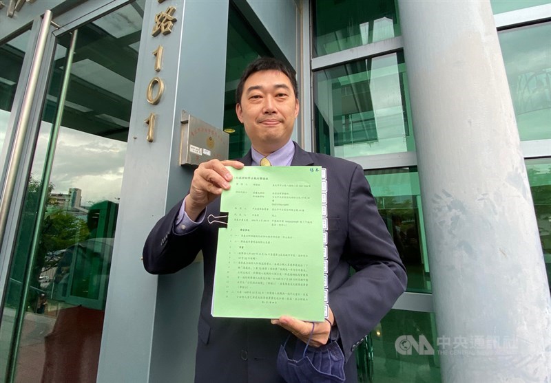 罷免高雄市長韓國瑜二階連署7日審議通過,但是韓國瑜陣營表示,公民團體連署罷韓有提前「偷跑」的嫌疑,8日委任律師葉慶元(圖)前往台北高等行政法院呈遞行政訴訟停止執行聲請狀。中央社記者張皓安攝 109年4月8日
