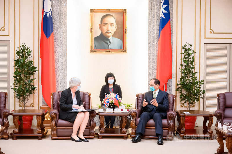 立法院長游錫堃(右)8日接見英國駐台代表唐凱琳(Catherine Nettleton)(左)時表示,「期待未來若有機會,想邀請英國國會議長到立法院來演講。」會晤過程中,唐凱琳提及,前立法院長蘇嘉全於2018年到英國訪問,訪問相當成功,希望將來有機會也邀請游錫堃到英國訪問。(立法院提供)中央社記者范正祥傳真 109年4月8日