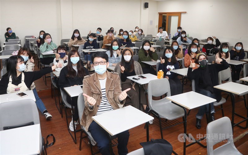中央通訊社2020年我是海外特派員校園巡迴系列活動,8日邀請國際暨兩岸新聞中心國際組長周永捷(前)到世新大學演說,分享海外派駐採訪工作,獲師生熱烈迴響。中央社記者王騰毅攝 109年4月8日