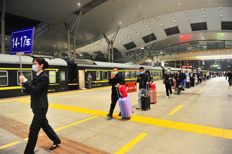 武漢市8日凌晨0時解封,武昌車站旅客排隊乘車。(中新社提供)