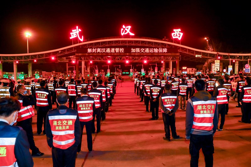 武漢市8日凌晨0時解封,京港澳高速公路武漢西收費站工作人員等待解封時刻。(中新社提供)