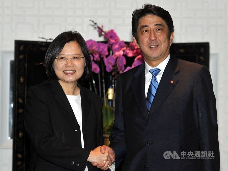 總統蔡英文(左)7日在推特以日文發文表示,台日將攜手克服困難,日本首相安倍晉三8日轉推並以中文發文表示感謝。圖為2011年9月時任民主進步黨主席蔡英文在台北會晤安倍晉三。(中央社檔案照片)