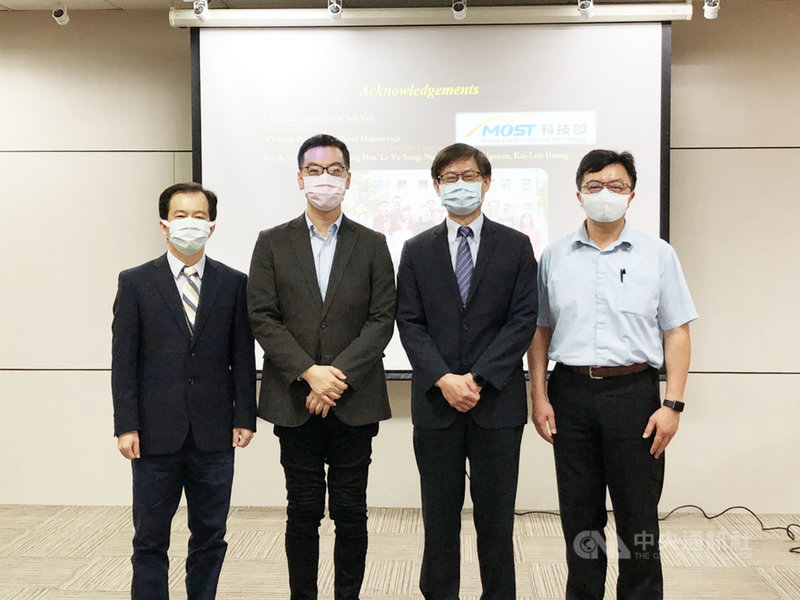台灣產學團隊研究歷時6到7年開發「CRISPR-AI雙向基因調控系統」,科技部9日召開學術成果記者會,左起科技部工程司司長徐碩鴻、清華大學化工系講座教授胡育誠、科技部政務次長許有進與中國醫藥大學助理教授林進裕。中央社記者蘇思云攝 109年4月9日
