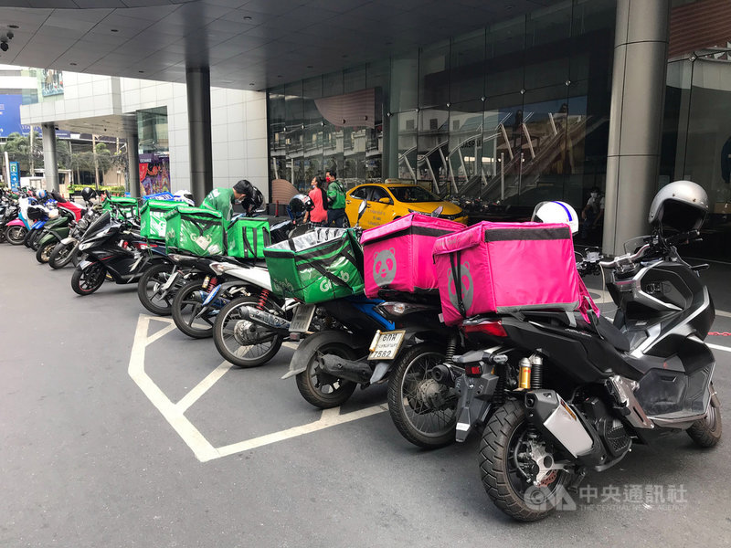 泰國關閉商場並要求餐廳只能做外帶業務,在曼谷的商場外排滿了等著接外送訂單的外送業者摩托車。中央社記者呂欣憓曼谷攝 109年4月9日
