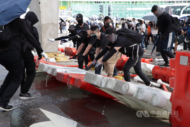 香港上訴庭9日裁定政府訂定的禁蒙面法在非法集會時有效,圖為「反送中」運動示威者在遊行期間全部蒙面。中央社記者張謙香港攝 109年4月9日