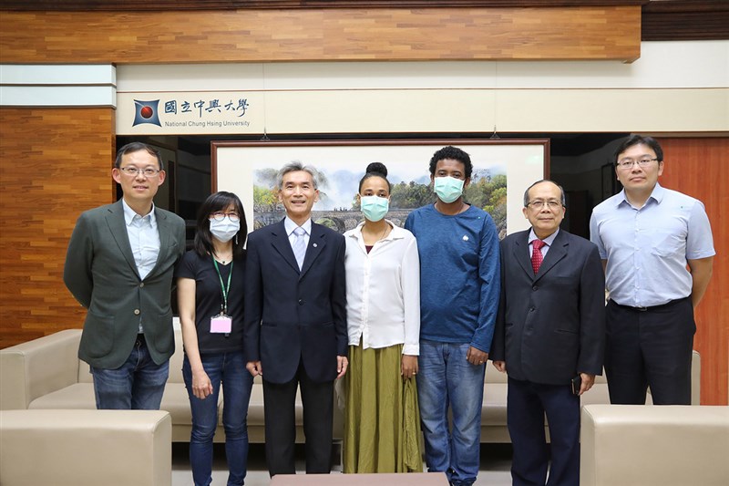 中興大學衣索比亞籍交換生瑪利(右4)日前進行緊急手術,目前在家休養,但急需籌募百萬醫療費用,獲多個團體單位援助,讓她感受到台人溫暖。(中興大學提供)中央社記者趙麗妍傳真 109年3月24日