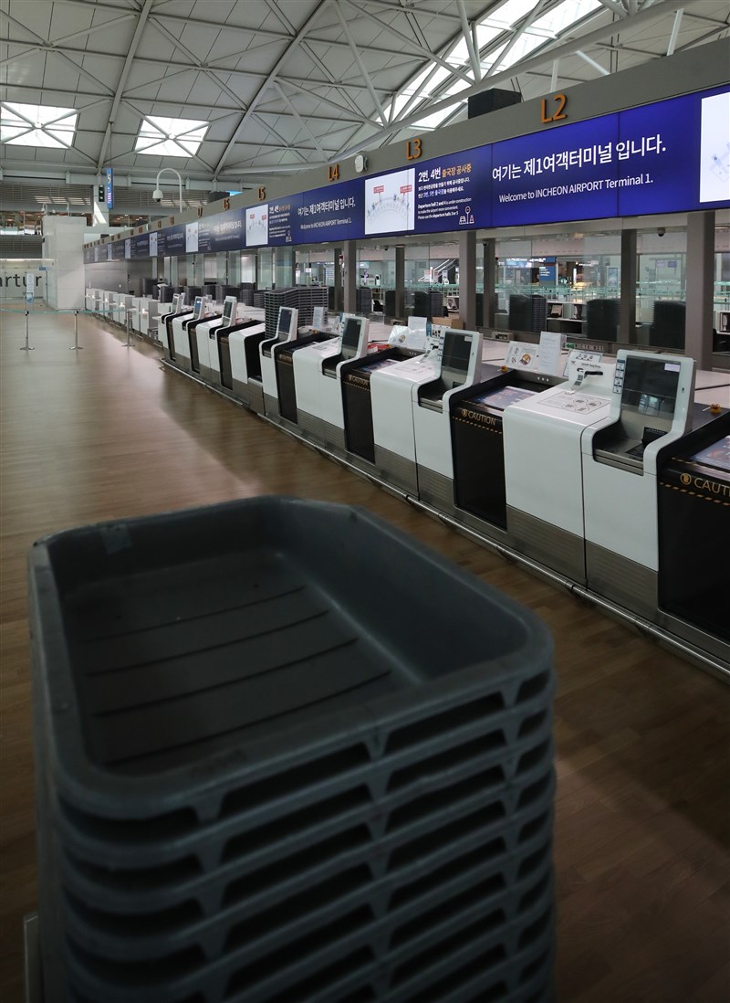 韓國政府9日宣布自13日起暫時取消90國的短期免簽入境待遇。圖為9日韓國仁川機場出境大廳空無一人。(韓聯社提供)