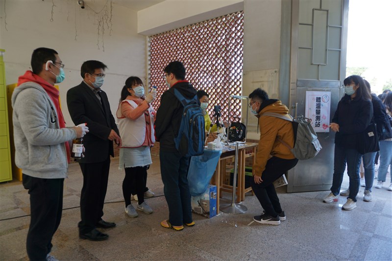中國教育部9日宣布,決定暫停2020年大陸各地各學歷層級畢業生赴台升學就讀的試點工作。圖為大學生進校園須先量體溫。(中央社檔案照片)