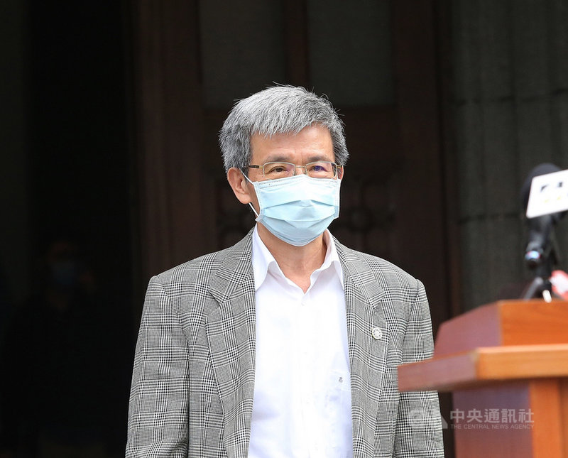 台灣師範大學先前已有1名學生確診武漢肺炎,台師大校長吳正己(圖)9日下午證實,出現第2例確診個案,已達停課標準,全校課程於4月6日至17日改採遠距教學。中央社記者郭日曉攝 109年4月9日