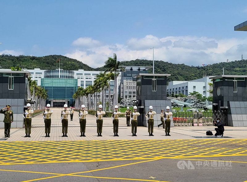 前行政院長郝柏村10日出殯,車隊行經國防部、海軍司令部、空軍司令部時,門口有儀隊致敬。(台北市議員游淑慧提供)中央社記者余祥傳真 109年4月10日