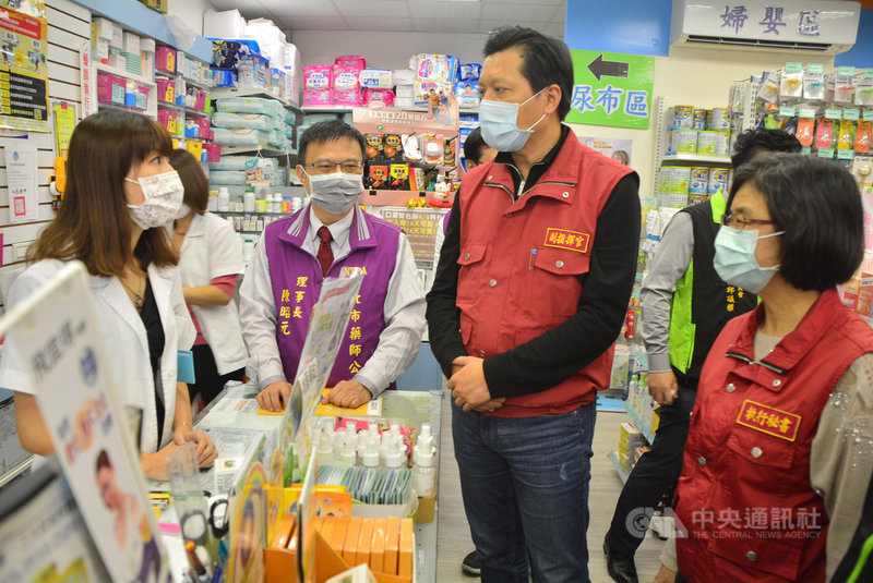 新北市新莊區一家藥局女藥師9日遭一名插隊男子咆哮恐嚇、強行購買口罩，女藥師隨後報警處理，新北市衛生局長陳潤秋（前右起）、市府副秘書長朱惕之、新北市藥師公會理事長陳昭元10日前往慰問。中央社記者黃旭昇新北市攝　109年4月10日