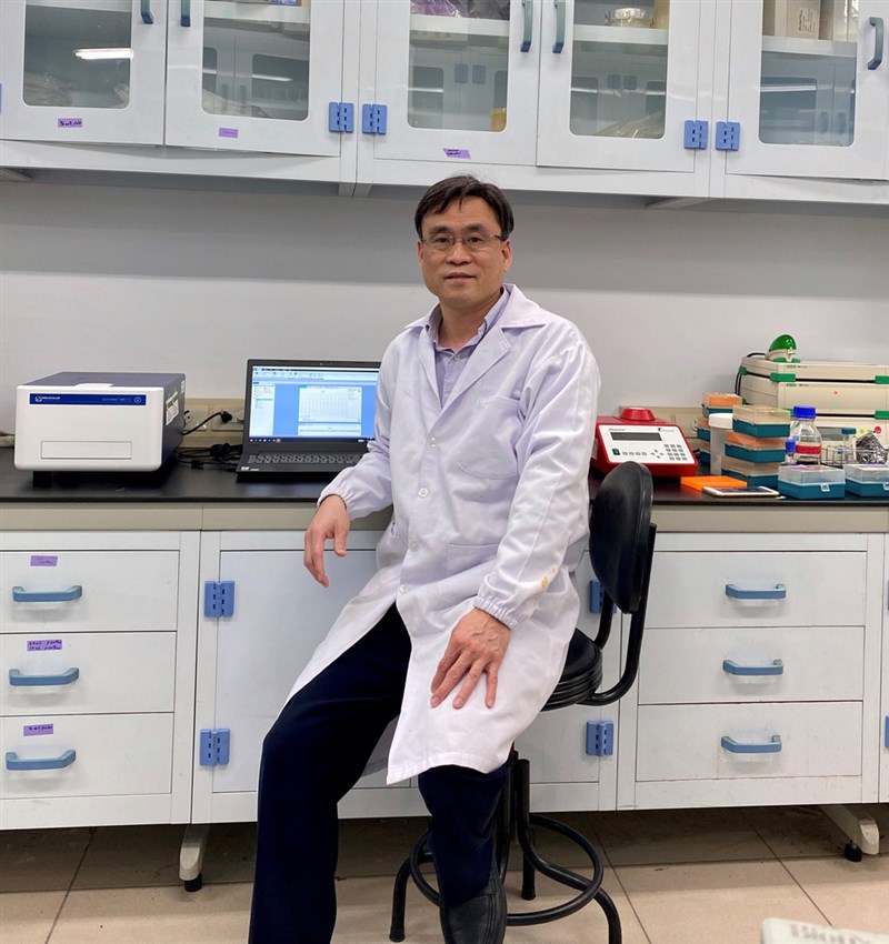 科技部與中央研究院10日發布聲明表示,中研院生化所研究員梁博煌(圖)從上百種化合物中,篩選出新冠病毒主要蛋白酶抑制劑;效果比既有的抑制劑強10倍,有望成為針對性新藥的選項之一。(中研院提供)中央社記者吳欣紜傳真 109年4月10日
