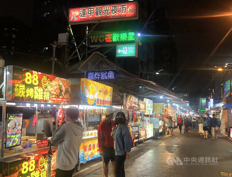 武漢肺炎(2019冠狀病毒疾病,COVID-19)疫情衝擊,以往假日總是人潮滿滿的台中逢甲夜市,11日晚間逛街人潮明顯減少許多。中央社記者趙麗妍攝 109年4月11日