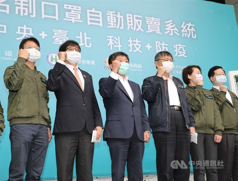 衛福部長、中央流行疫情指揮中心指揮官陳時中(左3)、健保署長李伯璋(左2)與台北市長柯文哲(右3)等人11日上午出席「實名制口罩自動販賣系統」試辦上線記者會,希望透過新科技,讓民眾取得口罩更便利,也降低疫情接觸感染的風險。中央社記者郭日曉攝 109年4月11日