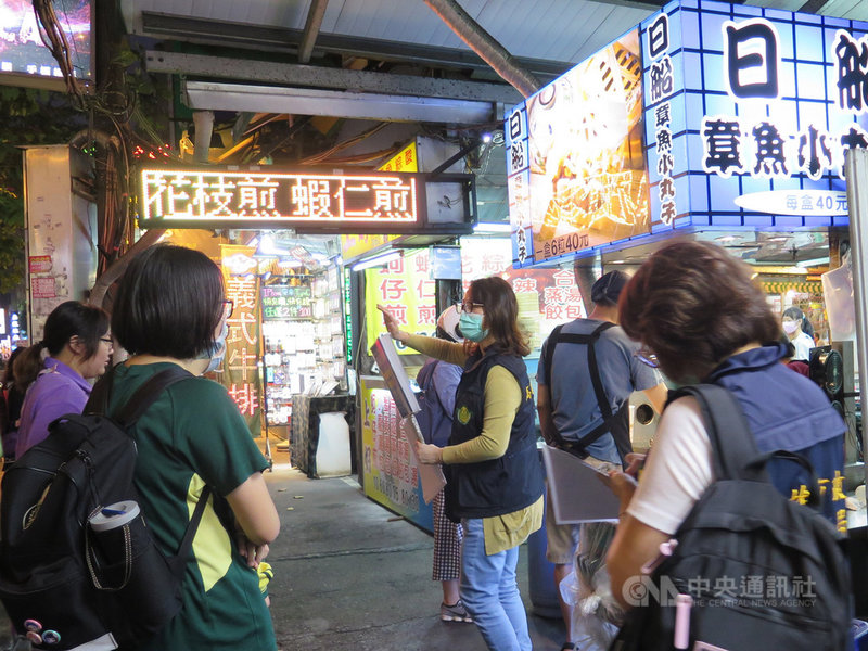 武漢肺炎疫情延燒,高雄瑞豐夜市3月起人潮驟減,昔日熱鬧景況不再。圖為高雄市衛生局109年4月9日派員赴夜市商圈向民眾及攤商宣導呼籲配合防疫。(高雄市衛生局提供)中央社記者程啟峰高雄傳真 109年4月11日