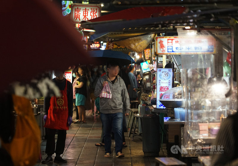 中央疫情指揮中心宣布夜市等處即起實施人流管制,攤商及消費者應全程戴口罩。不過有台北市夜市自治會指出,目前多數攤商已戴口罩,針對人流管制部分,應視夜市所處地點調整相關作法。中央社記者裴禛攝 109年4月11日