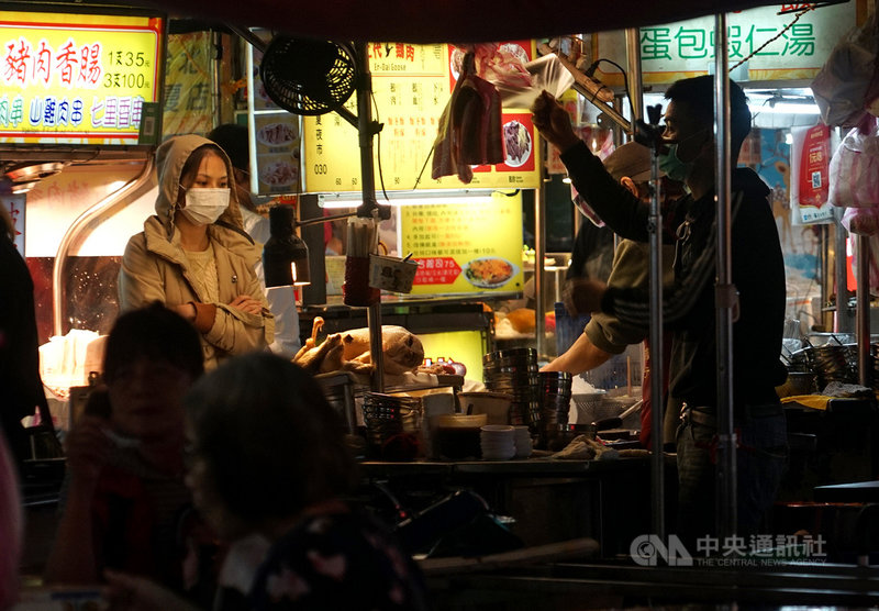 因應武漢肺炎疫情,指揮中心宣布夜市、寺廟等人潮密集公共場所實施人流管制,不論攤商或消費者皆應全程配戴口罩。圖為台北寧夏夜市11日晚間人潮不多,多數人皆配戴口罩。中央社記者裴禛攝 109年4月11日
