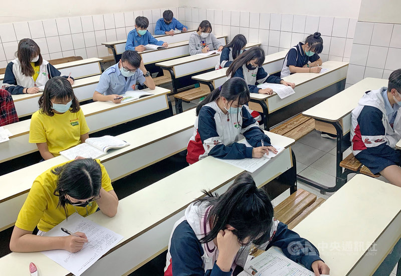 新北市教育局11日表示,13日起,補習班與安親班新增實施教室內採梅花座及保持社交距離,違規者得視其情節輕重予以糾正、限期整頓改善,或停止招生的處分。(新北市教育局提供)中央社記者黃旭昇新北市傳真 109年4月11日